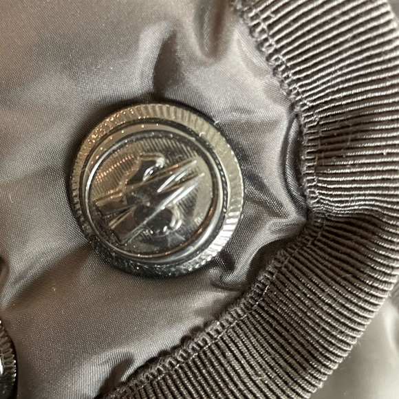 Moncler jacket, in perfect condition and barely worn. - Picture 5 of 9